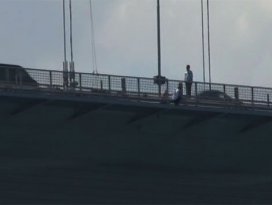 İstanbul trafiğine intihar girişimi engeli