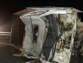 Devrilen kamyonete otobüs çarptı: 4 yaralı