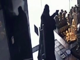 Terör olaylarını fırsat bilerek soygun yapan şahıslar güvenlik kamerasında