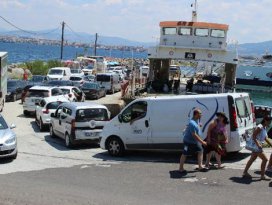 Çanakkalede feribot kuyruğu devam ediyor