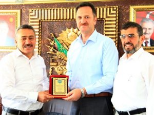 Müftü Demirelden Başkan Tutala plaket