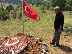 Şehit Kalmışın babası kızının mezarını ziyaret etti
