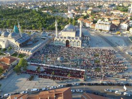 Mevlana Meydanında bayram namazı coşkusu