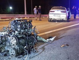 Beton bariyere çarpan otomobil ikiye bölündü: 2 yaralı