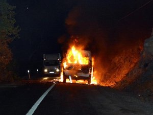 Tuncelide teröristler yol kesip araç yaktı