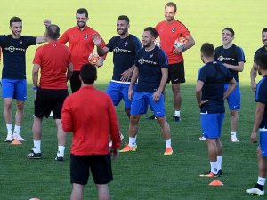 Ersun Yanaldan futbolculara izin
