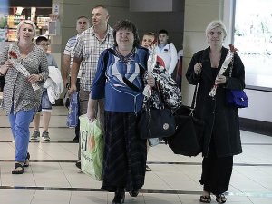 Rus turist kafilesini taşıyan ilk uçak Antalyada