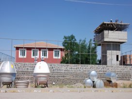 Okullar karakollara dönüştürüldü