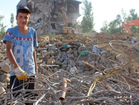Yüksekova’daki enkaz yığınları ekmek kapısı oldu