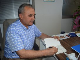Ömer Lütfi Ersöz kitabını imzaladı