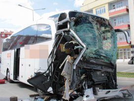 Yozgat’ta otobüs park halindeki TIR’a çarptı: 1 ölü, 1 yaralı