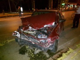 Otomobil demir korkuluklara çarptı:1 yaralı