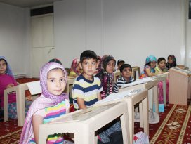 Çocuklar Kuran okuyor