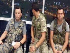 Darbeci askerler kulede fotoğraf çektirdi