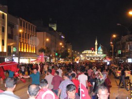 Konyada darbe girişimine tepki devam ediyor