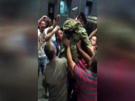 Vatandaşa silah doğrultmayan asker omuzlara alındı