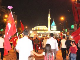 Demokrasi nöbeti sürüyor