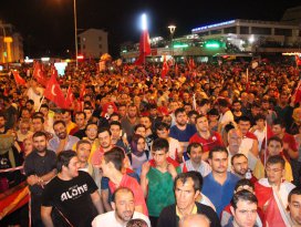Darbe girişimine tepki sürüyor