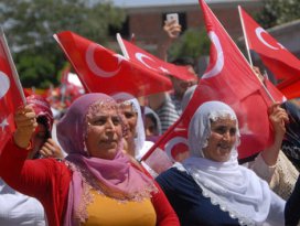 Diyarbakır kırmızı beyaza büründü