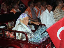 100 yaşındaki Feriha nine demokrasi nöbetinde