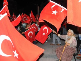 84 yaşındaki Fatma teyzenin demokrasi aşkı