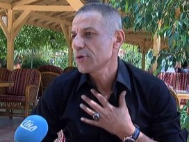 Sanatçı Yıldızdoğan Türk askerine moral için saçlarını kesti