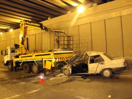 Otomobil vince çarptı: 1 ölü, 3 yaralı