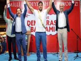 Başpehlivan demokrasi nöbetinde