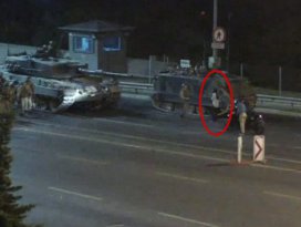 Cuntacı askerlere tek başına böyle meydan okudu