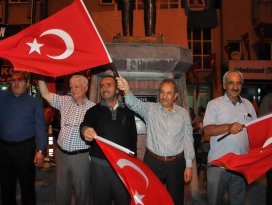 Şehit babası her akşam demokrasi nöbeti tutuyor