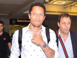 Beşiktaş Adriano ile anlaştı