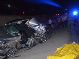 otomobille kamyonet çarpıştı: 1 ölü, 2 yaralı