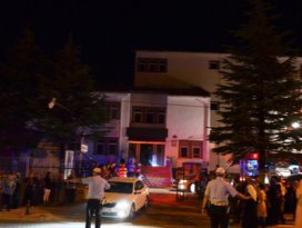 Kınada yakılan maytap yangına neden oldu