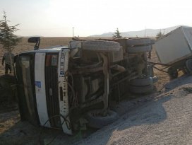 Kulu’da iş makinesi devrildi