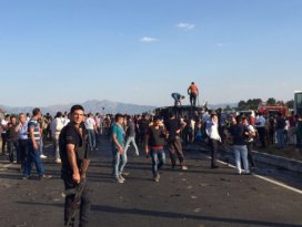 Polis servisine bombalı araçla saldırı! 5 şehit