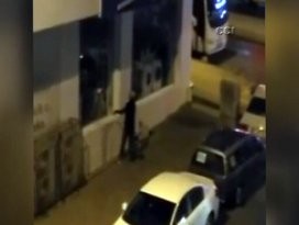 Çevredeki vatandaşlara aldırış etmeden mağazayı soydular