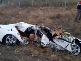 Hurdaya dönen otomobilden sağ çıktılar
