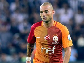 Sneijder, madalyasını engelli bir taraftara hediye etti