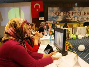 Kadın çiftçiler Konyada ter döktü