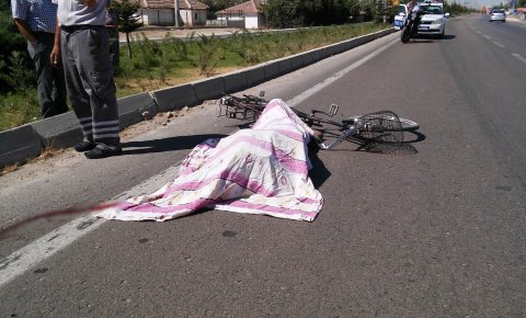 TIR’ın çarptığı bisikletli adam hayatını kaybetti