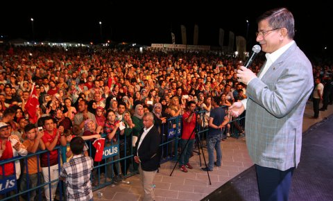 Davutoğlu: “Bu günler omuz omuza verme günü”