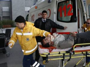 Minibüs tramvay direğine çarptı: 9 yaralı