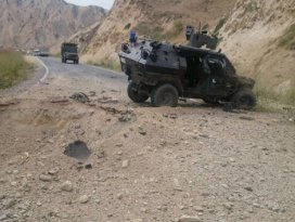 Hakkaride askeri aracın geçişi sırasında patlama