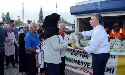 Büyükşehir’den organik meyve ikramı