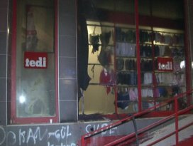 Sultangazi’de tekstil mağazasına molotoflu saldırı