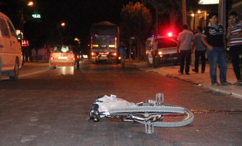TIR’ın çarptığı bisikletli hayatını kaybetti