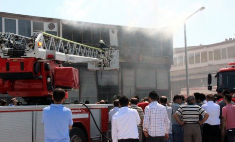 Kolonya imalathanesinde çıkan yangında bir çocuk yanarak öldü
