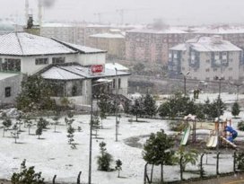 Kent merkezine mevsimin ilk karı yağdı