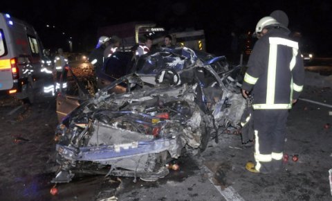 Kamyon otomobile çarptı: 2 ölü, 1 yaralı