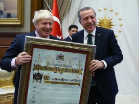 Erdoğandan İngiltere Dışişleri Bakanı Johnsona sürpriz hediye